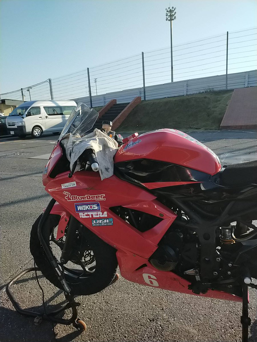 今日は筑波でフォークの仕様変更テスト、まずまず及第点で良かった。走行時間内にピット・インして調整してまた走行するなんて上級者っぽい事もやってみたし、ちょっと大人になった気分。