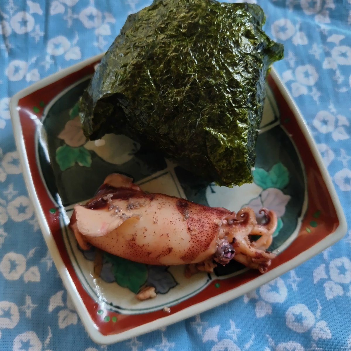 #OnigiriAction
夕方からの仕事の前の腹ごしらえ😋
炊いた水イカも美味しい