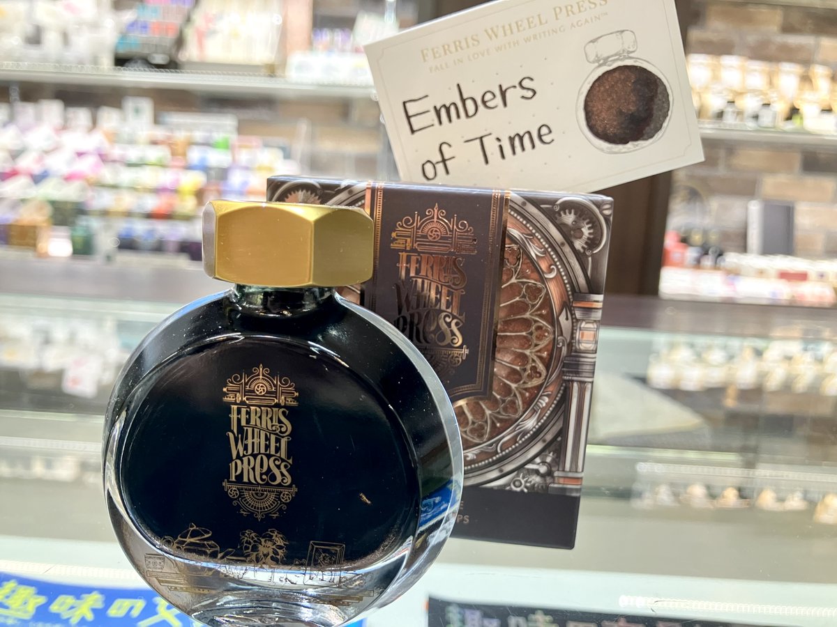 TAKIZAWAPENBOX's tweet image. 【商品案内】
FERRIS WHEEL PRESS新色インク「エンバーズオブタイム」（濃灰色×ローズ金ラメ）、「スカイズアップロアー」（空色×シャンパンラメ）本日入荷致しました。
お早目にご入手くださいませ！
各￥3630（税込）
#FWP