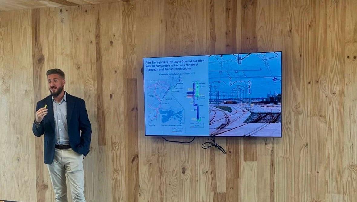 PortTarragona's tweet photo. Del projecte a la realitat: 
🛤️la @PortTGNTerminal Guadalajara-Marchamalo es presenta a operadors logístics
Un pas de gegant en la nostra estratègia intermodal. https://t.co/yeOfXQ2dXm