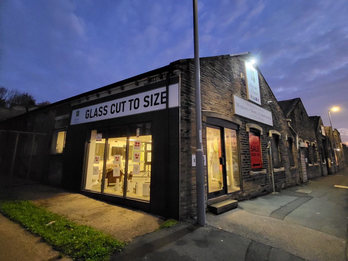 Alpine_Glass's tweet image. Busy delivery day here ... but @alanbrazilts you cheeky cheeky chappie   "ballooned" @shebahn_ you look and looked stunning

💚💚 💚

#glazing  #doubleglazing
#windows #doors #solidor #ultion  #Bradford #WestYorkshire #Home 
 #fensa #dayinthelife #alpine #showroom