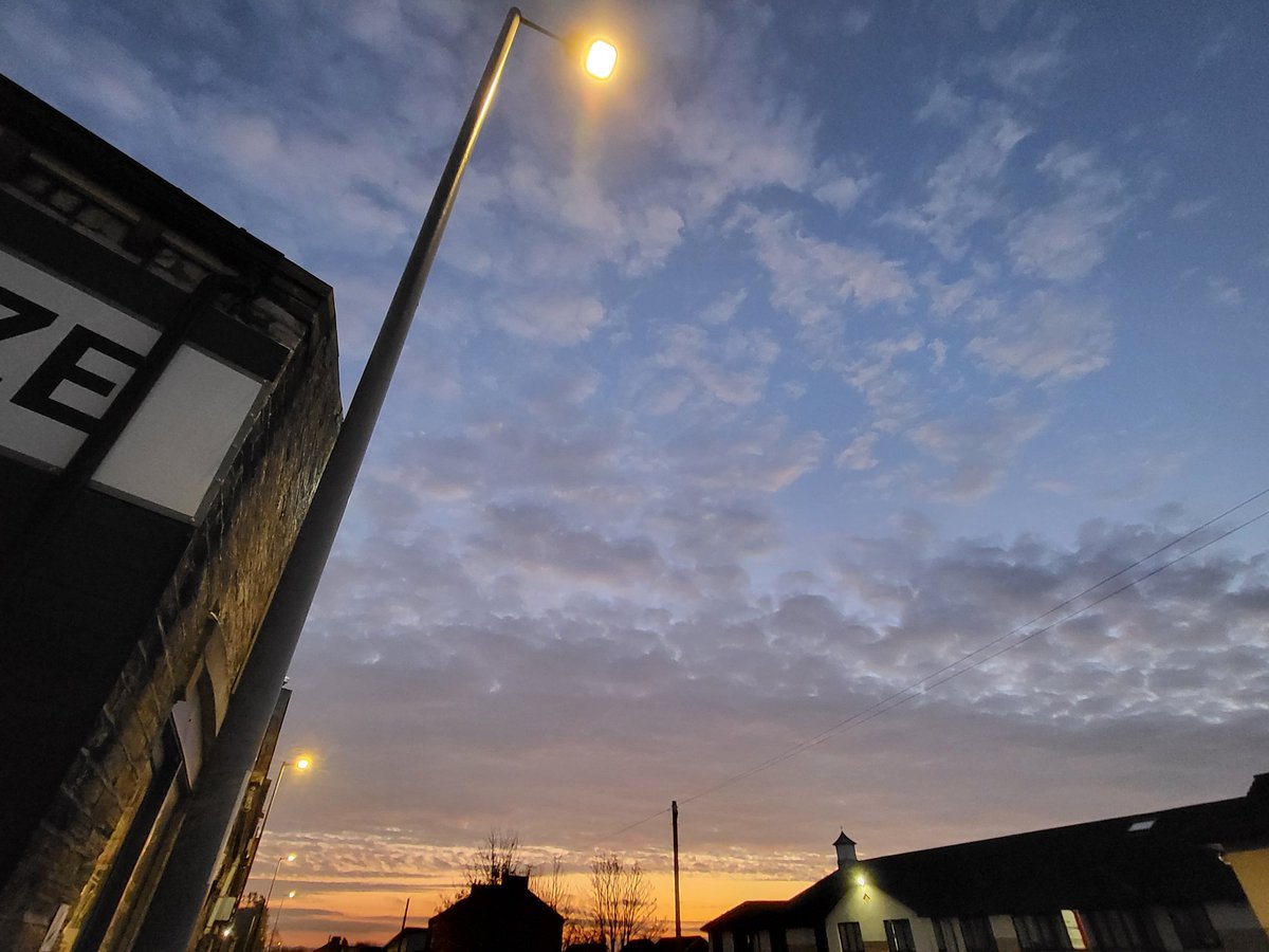 Alpine_Glass's tweet image. Busy delivery day here ... but @alanbrazilts you cheeky cheeky chappie   "ballooned" @shebahn_ you look and looked stunning

💚💚 💚

#glazing  #doubleglazing
#windows #doors #solidor #ultion  #Bradford #WestYorkshire #Home 
 #fensa #dayinthelife #alpine #showroom