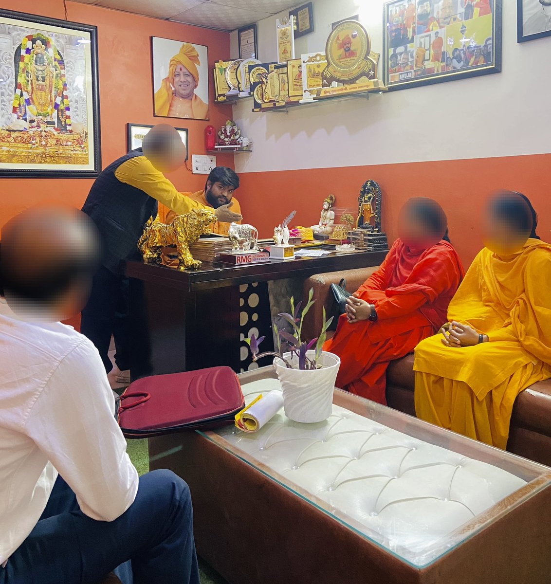 हिन्दू भवन पर अपनों के साथ 
हर समस्या का समाधान अपनों के साथ….

#जनसुनवाई
