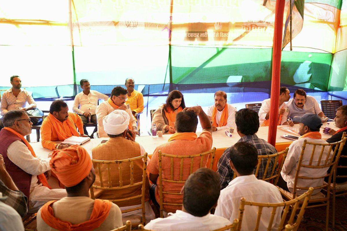 DilipJaiswalBJP's tweet image. संगठन की मजबूती, जनसेवा का संकल्प
 
आज कोढ़ा विधानसभा में पार्टी पदाधिकारियों के साथ सार्थक बैठक हुई। बैठक के दौरान आगामी चुनावी रणनीति, संगठन की मजबूती, जनसंपर्क विस्तार तथा क्षेत्र की प्राथमिक आवश्यकताओं पर विस्तारपूर्वक चर्चा की। 
जनसेवा की भावना से ओत-प्रोत ये सभी साथी निरंतर…