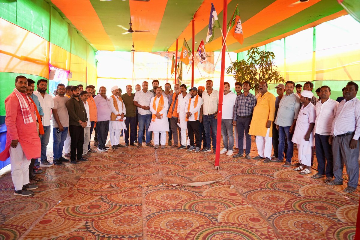 DilipJaiswalBJP's tweet image. संगठन की मजबूती, जनसेवा का संकल्प
 
आज कोढ़ा विधानसभा में पार्टी पदाधिकारियों के साथ सार्थक बैठक हुई। बैठक के दौरान आगामी चुनावी रणनीति, संगठन की मजबूती, जनसंपर्क विस्तार तथा क्षेत्र की प्राथमिक आवश्यकताओं पर विस्तारपूर्वक चर्चा की। 
जनसेवा की भावना से ओत-प्रोत ये सभी साथी निरंतर…