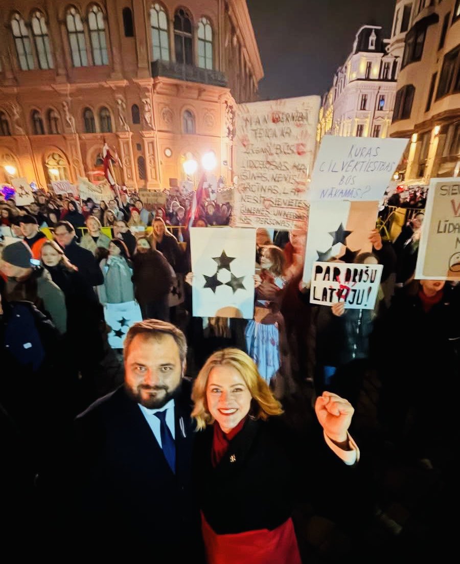 ⚠️Politiski organizēts, režisēts un no nodokļu maksātāju naudas apmaksāts pasākums!

Daudzi man komentāros jautā - kas finansēja, kas organizēja, no kurienes šim visam nauda?
Man patiesi šķiet dīvaini, ka šis vispār jāizskaidro, jo viss taču ir redzams - bet, nu labi, saliksim