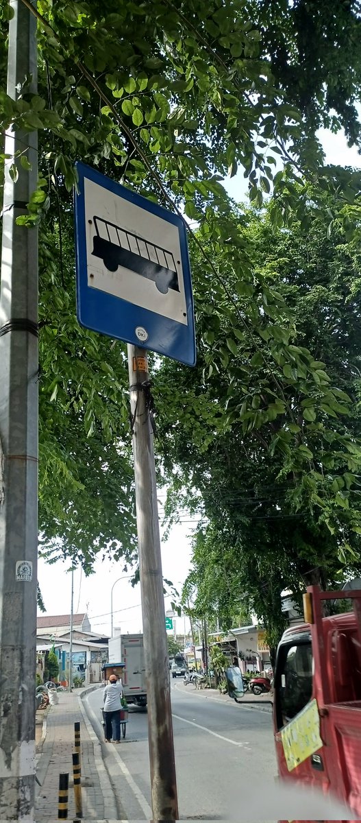 runikh's tweet photo. @PT_Transjakarta apakah tanda spt ini bukan utk pemberhentian Jaklinko? Utk bus atau angkutan apakah sign ini? @DKIJakarta . Krn tdk ada yg mau diberhentikan. Mibazir donk https://t.co/6VqV2dNHQY