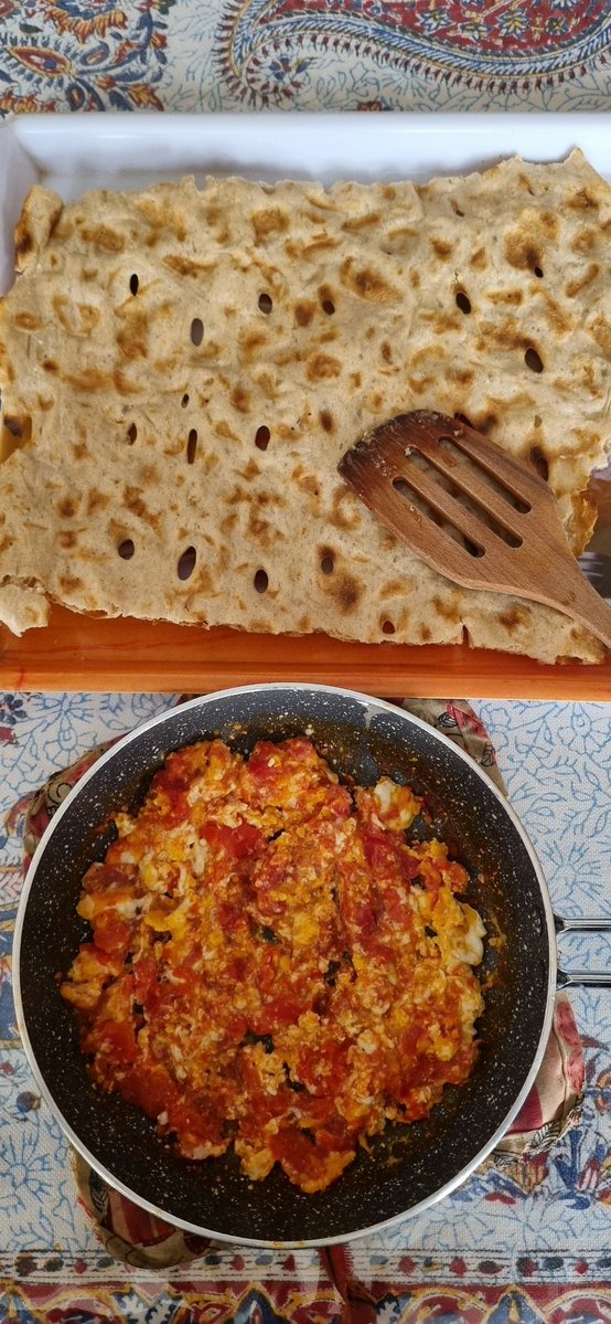 hamidasdc's tweet image. نهاوند هم‌چنان بر محور زلزله‌ست؛ یکی از سر ستونای معبد لائودیسه تو گودبرداری زیر مچدِ دوخواهران بیرون افتاده؛ نماز بارون باید بخونن؛ چندتا از گوجه‌ها کپک زدن؛ رئیس ساختمون از پرداخت به موقع شارژ واحد تو گروه ازمون تقدیر کرده و چارتا فحش هم به واحد یک داده.