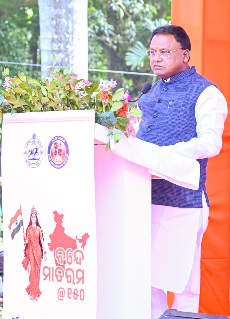 MohanMOdisha's tweet photo. ଆଜି ଲୋକସେବା ଭବନ ପ୍ରାଙ୍ଗଣରେ ଭାରତର ରାଷ୍ଟ୍ରୀୟ ଗୀତ ‘ବନ୍ଦେ ମାତରମ୍’ ର ୧୫୦ ବର୍ଷ ପୂର୍ତ୍ତି ଉତ୍ସବ ଅବସରରେ ଯୋଗଦେଇ ସାମୂହିକ 'ବନ୍ଦେ ମାତରମ୍' ଗାନରେ ଅଂଶଗ୍ରହଣ କଲି। 

ପ୍ରଧାନମନ୍ତ୍ରୀ ଶ୍ରୀ ନରେନ୍ଦ୍ର ମୋଦୀଙ୍କ ଆହ୍ୱାନ କ୍ରମେ, ଆଜିଠାରୁ 'ବନ୍ଦେ ମାତରମ୍‌'ର ୧୫୦ ବର୍ଷ ପୂର୍ତ୍ତି ପାଳନର ବର୍ଷବ୍ୟାପୀ କାର୍ଯ୍ୟକ୍ରମ ଆରମ୍ଭ ହୋଇଛି।

ବନ୍ଦେ ମାତରମ୍ କେବଳ ଏକ ଗୀତ ନୁହେଁ, ଏହା ରାଷ୍ଟ୍ରପ୍ରେମ, ତ୍ୟାଗ ଏବଂ ବୀରତାର ଏକ ଶକ୍ତିଶାଳୀ ପ୍ରତୀକ। ସ୍ୱାଧୀନତା ସଂଗ୍ରାମ ସମୟରେ ଏହା ଦେଶବାସୀଙ୍କ ମନରେ ଅପୂର୍ବ ଉତ୍ସାହ ଓ ଜାଗୃତି ସୃଷ୍ଟି କରିଥିଲା। ଆସନ୍ତୁ, ଆମେ ସମସ୍ତେ ଏହି ବର୍ଷବ୍ୟାପୀ କାର୍ଯ୍ୟକ୍ରମରେ ସାମିଲ ହେବା। ସ୍କୁଲ, କଲେଜ, ସରକାରୀ ଓ ବେସରକାରୀ ସଂଗଠନମାନେ ଏଥିରେ ଅଂଶଗ୍ରହଣ କରନ୍ତୁ। ବିଶେଷକରି ଯୁବପିଢ଼ି ଓ ଛାତ୍ରଛାତ୍ରୀଙ୍କ ମଧ୍ୟରେ ଦେଶପ୍ରେମର ଅଗ୍ନିକୁ ପୁନଃ ଜାଗୃତ କରିବାର ଏହା ଏକ ସୁବର୍ଣ୍ଣ ସୁଯୋଗ।

ମୋର ଦୃଢ଼ ବିଶ୍ୱାସ, ଆଗାମୀ ଦିନରେ ଏହି ଅଭିଯାନ ରାଷ୍ଟ୍ରବାଦକୁ ଏକ ନୂଆ ସଂଜ୍ଞା ଦେବାରେ ସଫଳ ହେବ ଏବଂ ଭାରତ ମାତାର ଗୌରବକୁ ବିଶ୍ୱ ଦରବାରରେ ପରିବ୍ୟାପ୍ତ କରିବ।

#VandeMataram150