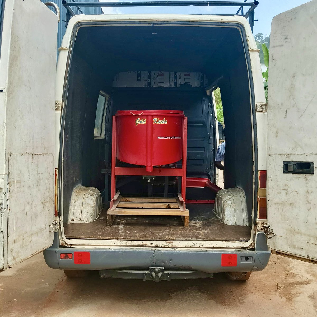 Another one of our mercury-free concentrators is heading to a new mine site!

This is the equipment small-scale miners choose for maximum gold recovery. It gets you into production quickly and keeps recovery rates high, consistently.

➡️ Send us a message today!

#Mining #Gold