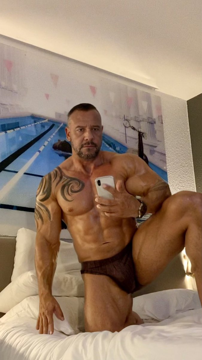roidmusclelove1's tweet photo. Me: I’m totally chill and low-maintenance.
Also me: staging a photoshoot on the hotel bed like it’s a Vogue cover.
Have a great weekend 🥳
#TotallyNatural #DefinitelyDidntPracticeThisPose #ThirstTrapScience #TattooedAndTired #SwipeResponsibly #EffortlesslyExtra #SlightlyTooProud #GymLifeButMakeItFlirty