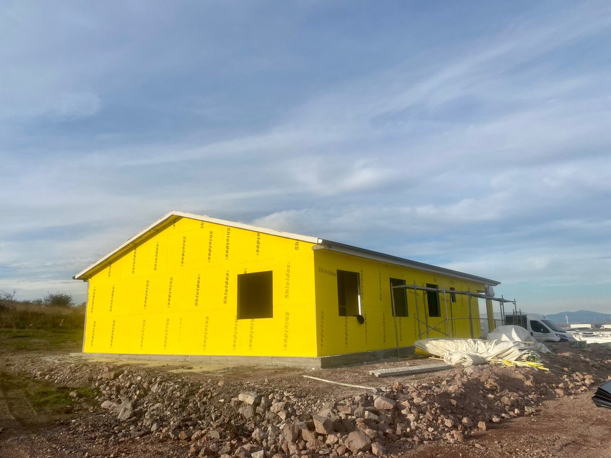 📍Gönen OTB

Yönetim Kurulu Başkanı Vali Yardımcısı Yusuf İzzet Karaman ile Gönen Kaymakamı Ahmet Altıntaş yatırımcılarımıza danışmanlık ve teknik destek sağlayacak olan, yapım süreci devam eden Gönen Organize Tarım Bölgesi hizmet binası ve çevre düzenlemelerine ilişkin