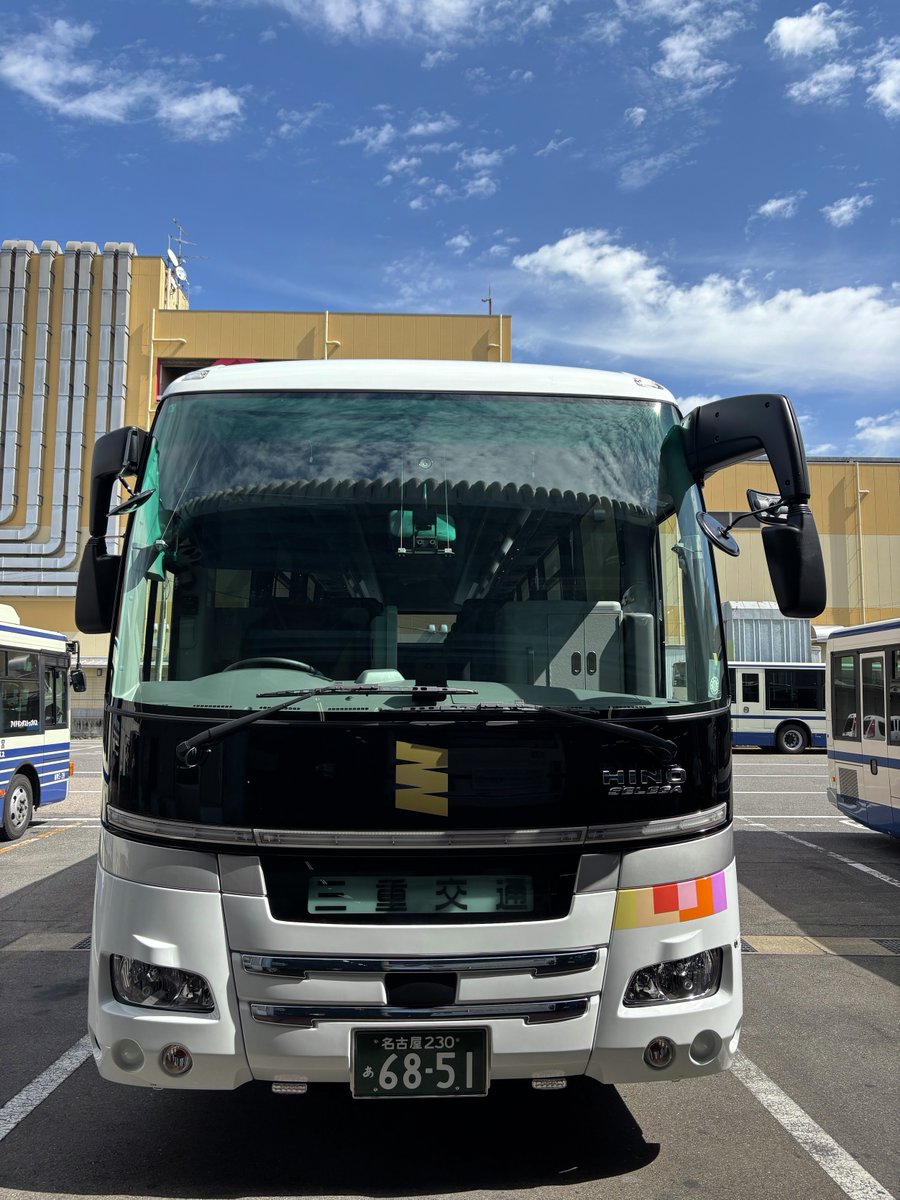 ct_bus's tweet photo. 三重交通様より名古屋観光営業所の新車『IRIS27』の写真をいただきました。ありがとうございます。R7年9月登録の2DG-RU2AHDAです。 

正27席の後部サロン対応、USBも装備されたグレーとネイビーの座席でシックな内装です。

今後弊社ツアーでもよろしくお願いします！

#三重交通
#IRIS27
#ct_bus https://t.co/feKjOWRwyI