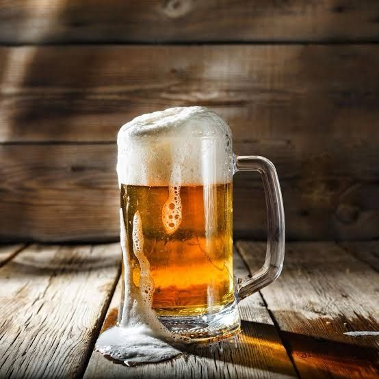 MathiasMarkert's tweet photo. A Witzle über den Deutschen.
Aber: Stimmt die Botschaft? Ist das wahr?
Lest und seht selbst.
Viel Spaß.😃😌😌

Ein Witz:
Ein Deutscher betritt eine Bar und bestellt ein Bier. Der Barkeeper sagt: "50 Euro!" Der Deutsche ist schockiert – 50 Euro? Gestern war es 10 Euro!

„Warum ist es verdammte 50 Euro?“

„Lass mich das erklären:
- 10 Euro sind für das Bier;
- 10 Euro sind für die Stärkung unserer Verteidigung;
- 10 Euro sind für die Hilfe an die Ukraine;
- 10 Euro sind für die Unterstützung europäischer Länder, die der EU beitreten möchten;
- 10 Euro sind für die Subvention von Gas für die EU.“

Der Deutsche zieht still Geld heraus und gibt dem Barkeeper 50 Euro. Der Barkeeper nimmt es, steckt es in die Kasse und gibt ihm 10 Euro zurück. 

Der Deutsche ist verwirrt: „Warte, du hast 50 gesagt – ich habe dir 50 gegeben!“

„Warum gibst du mir 10 Euro zurück?“

„Kein Bier.“

40 € für nix weg. Genauso funktioniert das.
Und so ist das auch gewollt.
Und die Ampel war da schon gut, aber Merz, Klingbeil und Co. sind noch besser. Ich weiß, glaubt ihr nicht. Alle denken, die haben nix drauf. Aber wer anderen 40 Euro für ein Bier wegnimmt, dass er nicht bekommt, ist gar nicht mal so blöde im Gehirne, wetten?
