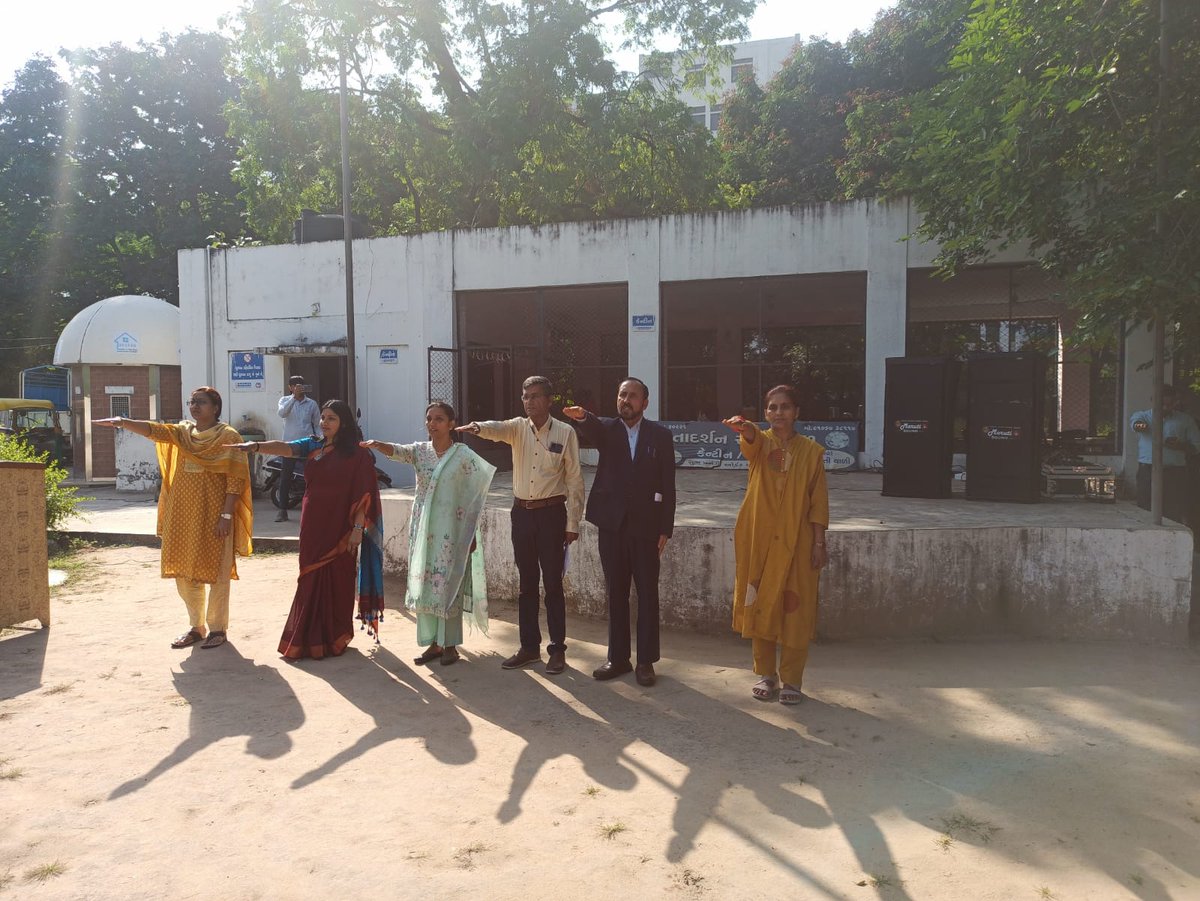 CDHOMeh's tweet image. આજરોજ જિ.પં.મેહસાણા ખાતે રાષ્ટ્ર્રગીત વંદે માતરમના ૧૫૦ વર્ષ પૂર્ણ થયેથી ઉજવણીનાભાગરૂપે જિ.પં.પ્રમુખશ્રી તથા ના.જિ.વિ.અધિશ્રી અને અધિકારીઓ/કર્મચારીઓ મારફત રાષ્ટ્ર્રગીત નું સામુહિક ગાન કરવામાં આવ્યું.સ્વદેશી શપથ લેવામાં આવ્યા.
@CMOGuj 
@GujPRHDept 
@CollectorMeh 
@infomahesanagog