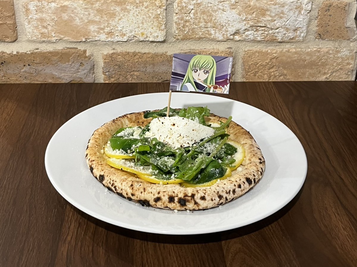 ◤『コードギアス 反逆のルルーシュ』＆
『コードギアス 奪還のロゼ』×
#キュアメイドカフェ 開催中◢

🍕数量限定
C.C.のルッコラレモンピッツァ～フレッシュモッツァレラチーズのせ～
名店「聖林館」考案のC.C.をイメージした特別なピザ。ペコリーノ・ロマーノを添えて香り高く仕上げました。#geassp