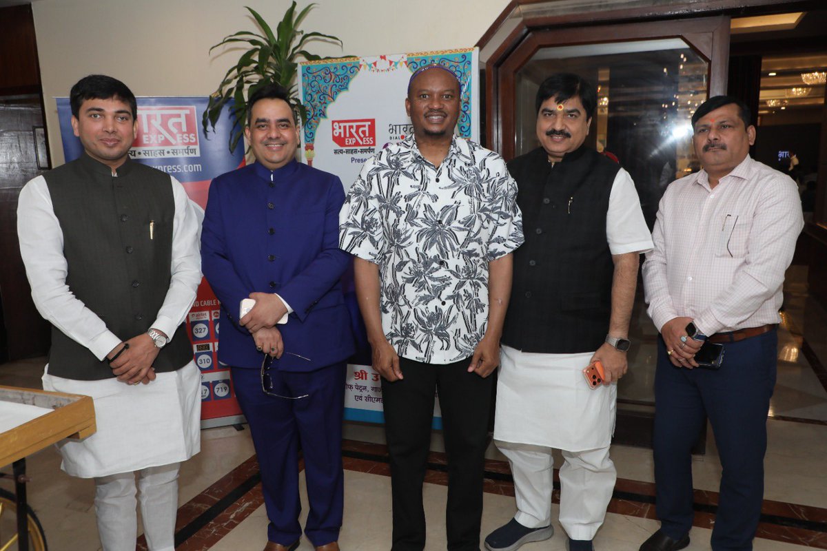 आज काशी की पावन भूमि पर #भारत_एक्सप्रेस द्वारा आयेजित #गाजीपुर_लिटरेचर_फेस्टिवल के  प्रारंभिक प्रस्तुति (curtain raiser) कार्यक्रम में उपस्थित रहा. कार्यक्रम का उद्घाटन समूह के एडिटर इन चीफ एवं चेयरमैन - मैनेजिंग डायरेक्टर श्री उपेन्द्र राय जी ने किया . समारोह में  भाजपा