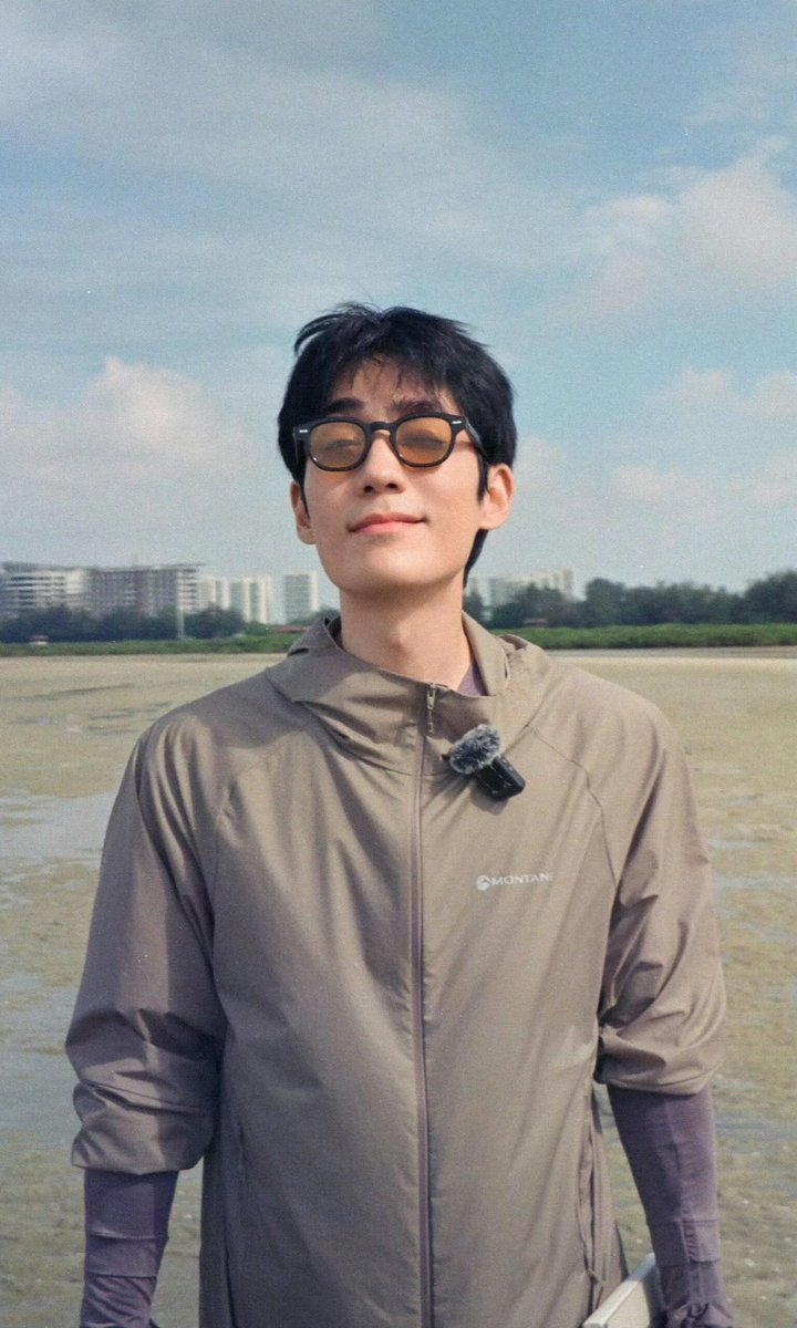 wenella_subs's tweet photo. Nov 7 XHS: Zhu Yilong Studio shares a group of ZYL’s film snaps taken in LA &amp; Guangxi

#ZhuYilong #朱一龍 #朱一龙 https://t.co/fypMJxoc62