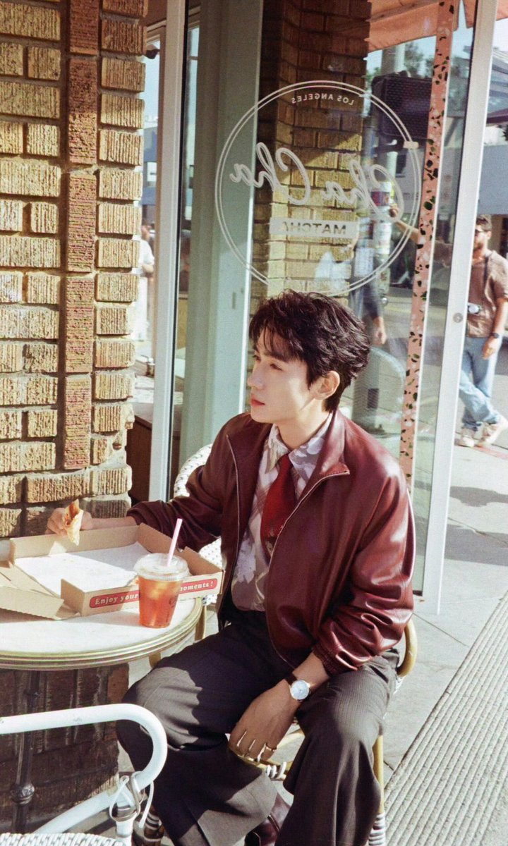 wenella_subs's tweet photo. Nov 7 XHS: Zhu Yilong Studio shares a group of ZYL’s film snaps taken in LA &amp; Guangxi

#ZhuYilong #朱一龍 #朱一龙 https://t.co/fypMJxoc62