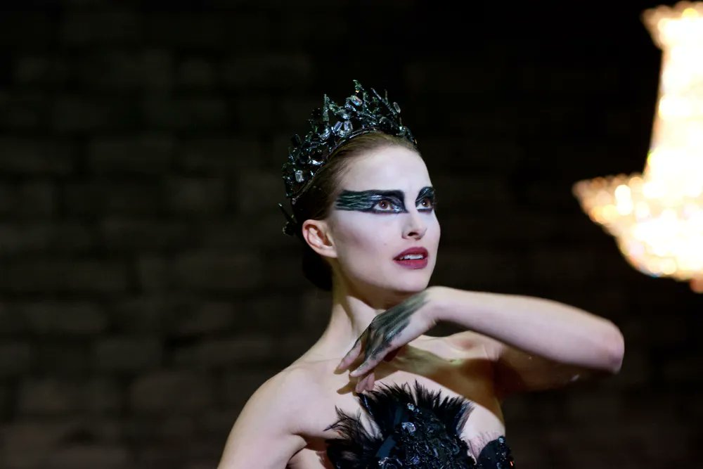 CineSoull's tweet image. Perfection isn’t passion — it’s punishment disguised as purpose.

She didn’t chase greatness.
Greatness consumed her.
Because obsession doesn’t ask for effort… it demands surrender.

#BlackSwan #CineSoull #CinematicWriting #FilmPoetry #MovieMetaphor #PsychologicalDrama