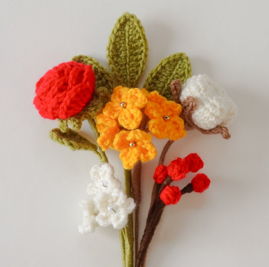 y_swift727's tweet image. 金木犀と綿花を束ねた季節のブーケ。
秋から冬へ。

#今月のブーケ
#11月のブーケ
#毛糸の花束