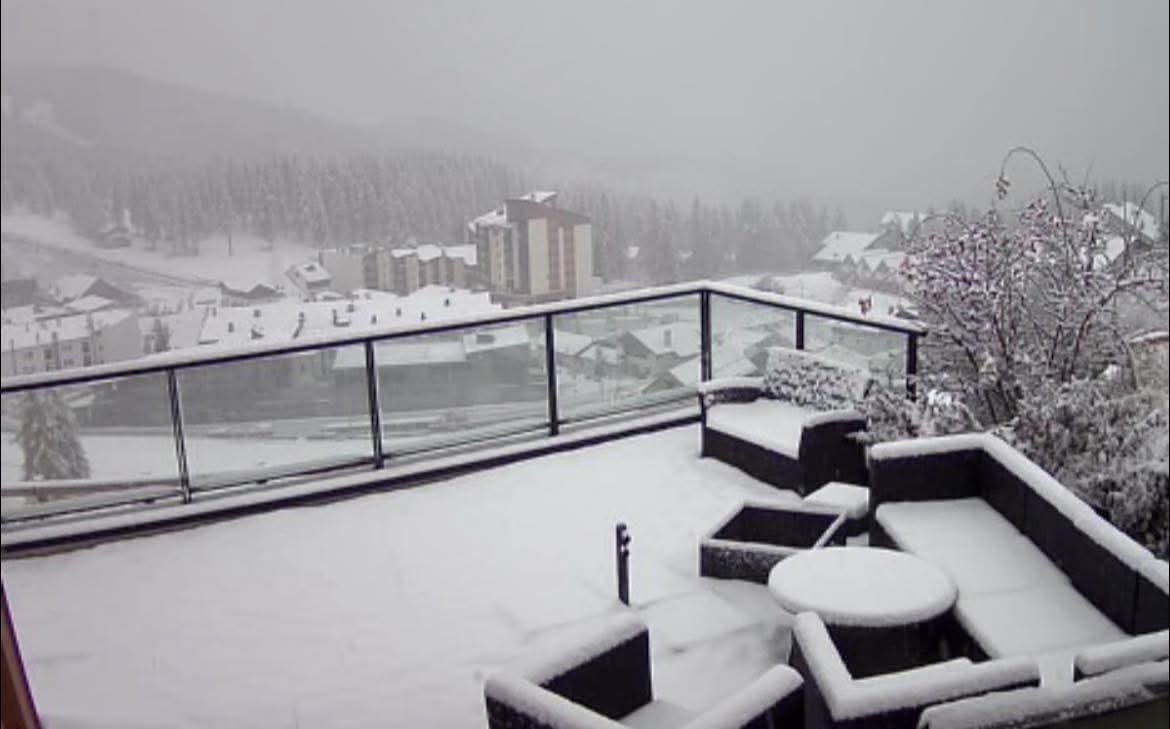 #Valberg au reveil ❄️😍
Bon c'est pas ça qui va composer une bonne sous couche 🤭 mais ça nous rappelle que l'hiver arrive bientôt 🎿
 Photo Nath Jhr