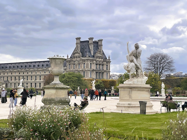 Paris_all_about's tweet photo. It’s Friday in Paris, the week exhales and the city leans into possibilities. Statues, clouds and the soft beginning of the weekend.
#Paris #BonWeekend #Tuileries #ParisMoments #AboutParis https://t.co/tBDoyfxYRt