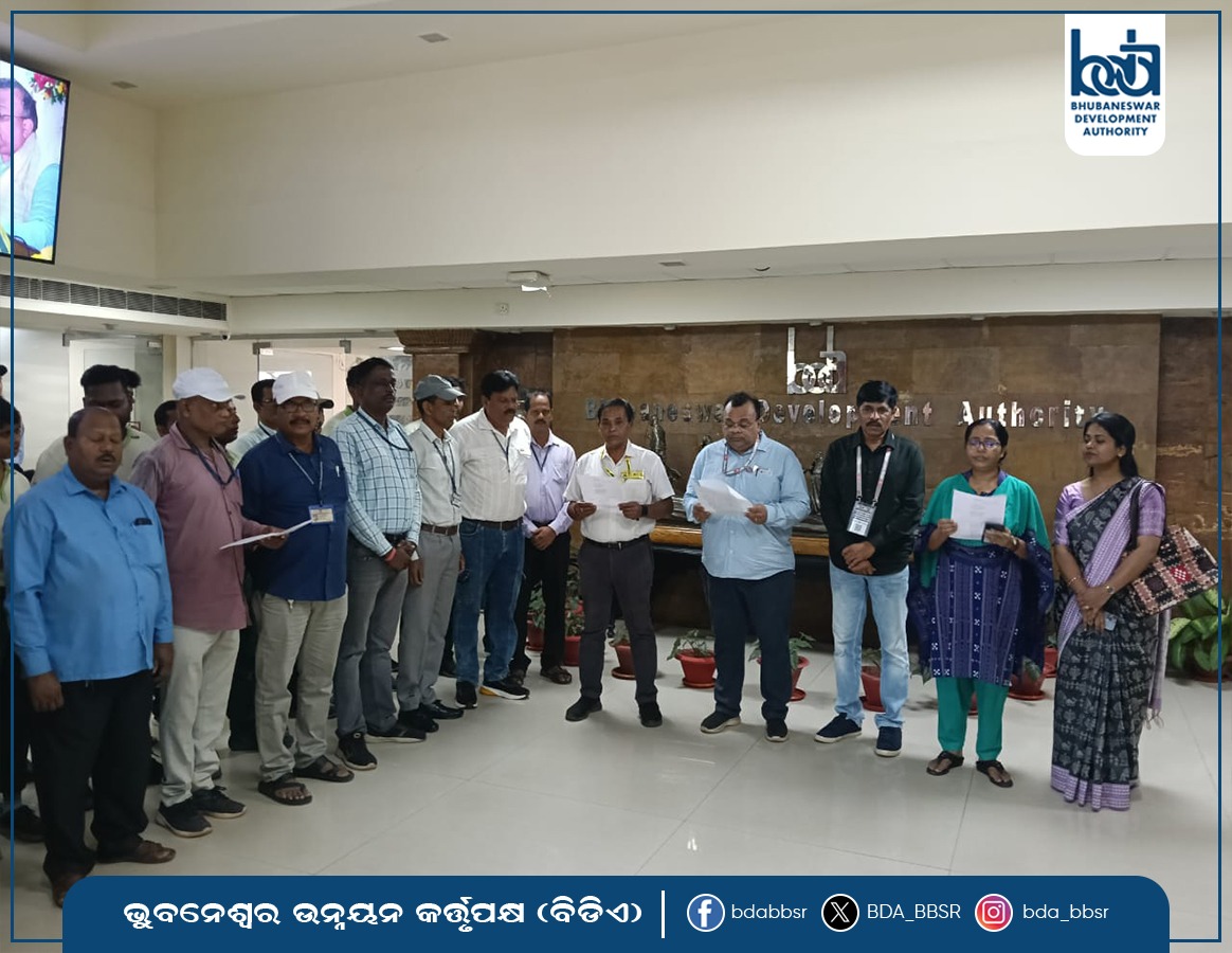 BDA_BBSR's tweet image. ରାଷ୍ଟ୍ର ଆରାଧନା ଓ ଦେଶପ୍ରୀତିର ଐକ୍ୟତାନ &apos;ବନ୍ଦେ ମାତରମ୍&apos;ର ୧୫୦ ବର୍ଷ ପୂର୍ତ୍ତି ଉତ୍ସବ ପାଳନ ଅବସରରେ ଆଜି ବିଡିଏ କାର୍ଯ୍ୟାଳୟରେ ସାମୁହିକ &apos;ବନ୍ଦେ ମାତରମ୍&apos; ଗାନ କାର୍ଯ୍ୟକ୍ରମ ଅନୁଷ୍ଠିତ ହୋଇଯାଇଛି।
#BDA #BandeMataram