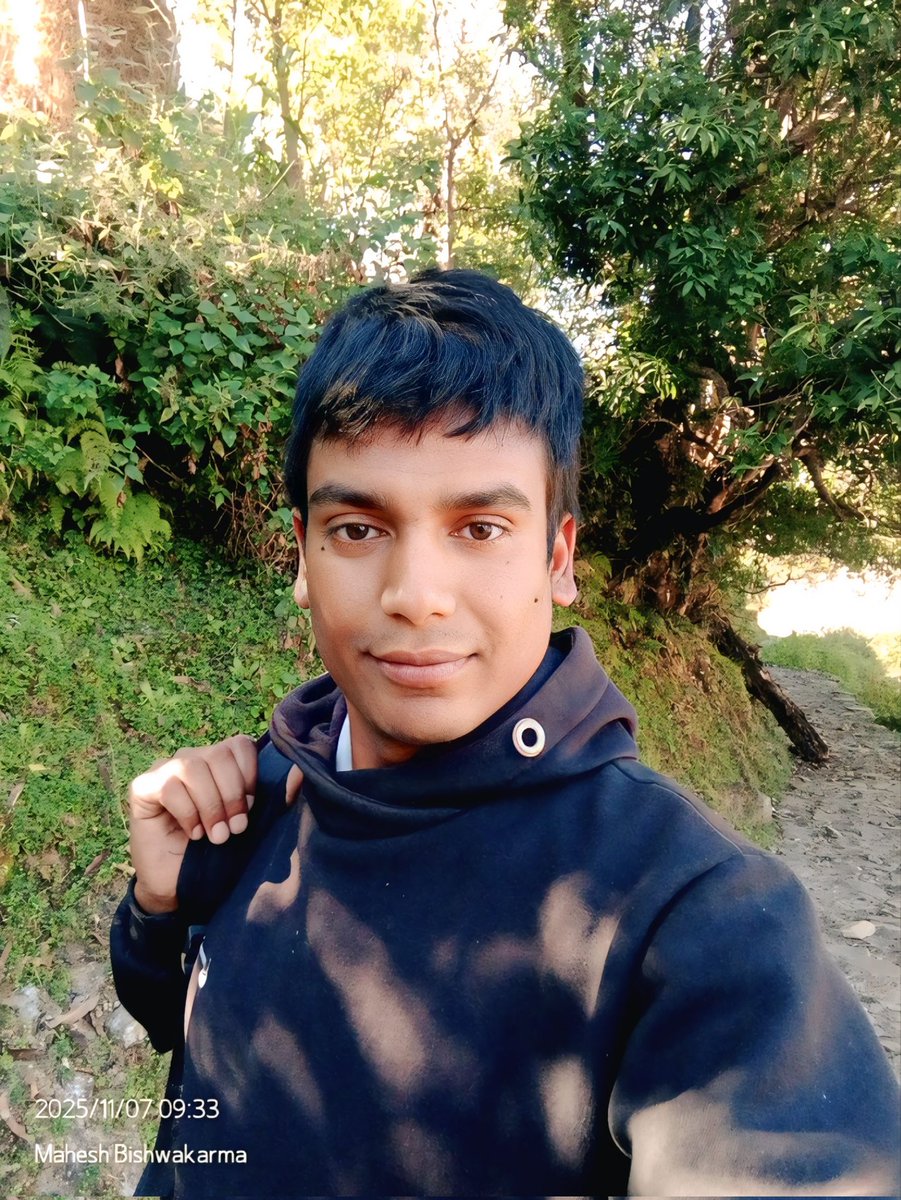 Bishwa75Mahesh's tweet image. &quot;जीवनको बाटो जतिसुकै एक्लो र अप्ठ्यारो किन नहोस्; हरियाली जस्तै आशालाई साथ लिएर अगाडि बढ्नुपर्छ। तिम्रो लगन नै त्यो गोरेटो हो; जसले तिमीलाई सही गन्तव्यसम्म पुर्‍याउँछ।&quot;🕊️🙏🕊️🥰🥰
#pathlesstraveled #forestvibes #travelerlife #naturewalk #quietmoments #hikingadventures #blackhoodie