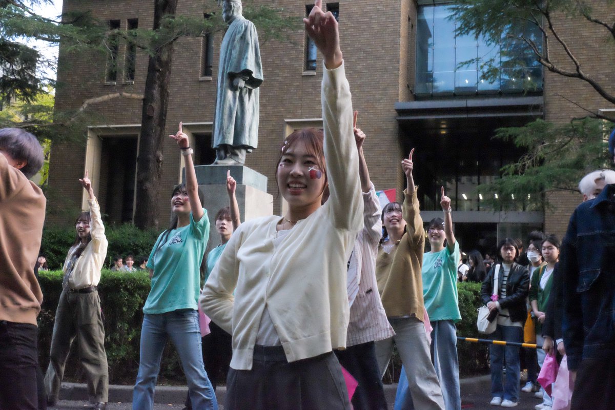 wsdfm's tweet photo. 早稲田祭１日目の11月1日、７号館前にて学生から先生に向けてバースデーフラッシュモブを行いました🎊✨

演者、依頼者様、そして観客までも一体となって、最高のお祝いをすることができました！❤️‍🔥 https://t.co/v4iopbqZuI