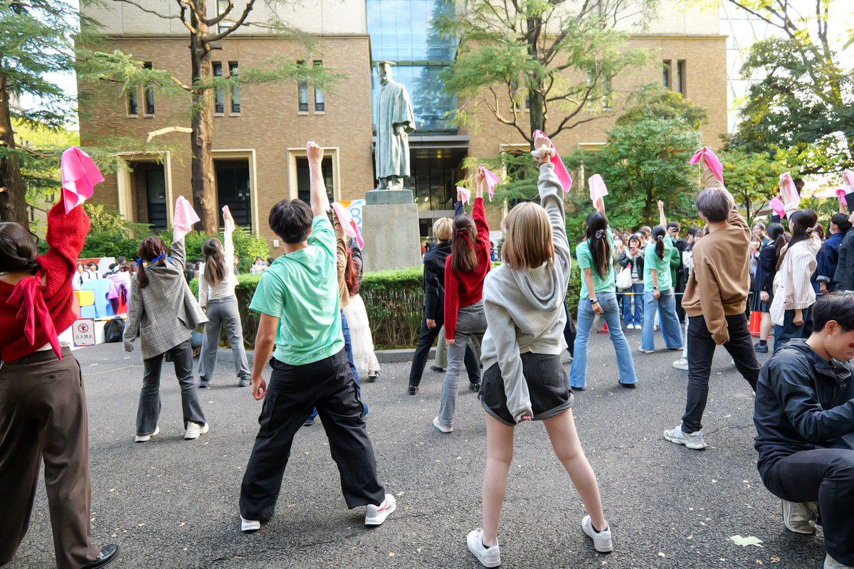 wsdfm's tweet photo. 早稲田祭１日目の11月1日、７号館前にて学生から先生に向けてバースデーフラッシュモブを行いました🎊✨

演者、依頼者様、そして観客までも一体となって、最高のお祝いをすることができました！❤️‍🔥 https://t.co/v4iopbqZuI