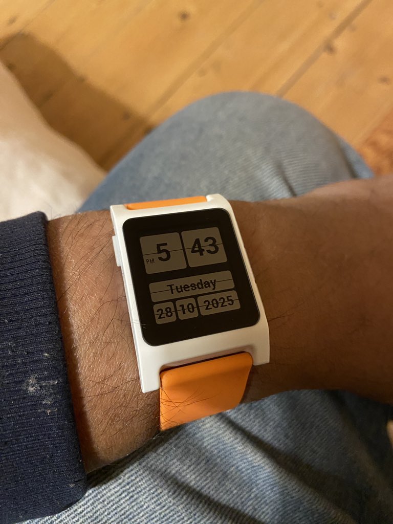 deepbluc's tweet photo. @jmcphers @ericmigi @Pebble Getting a new Pebble was like meeting a friend of not seen in years and immediately feeling sad for not seeing them. Alas my old Pebbles died. https://t.co/CBZRRJxQCZ