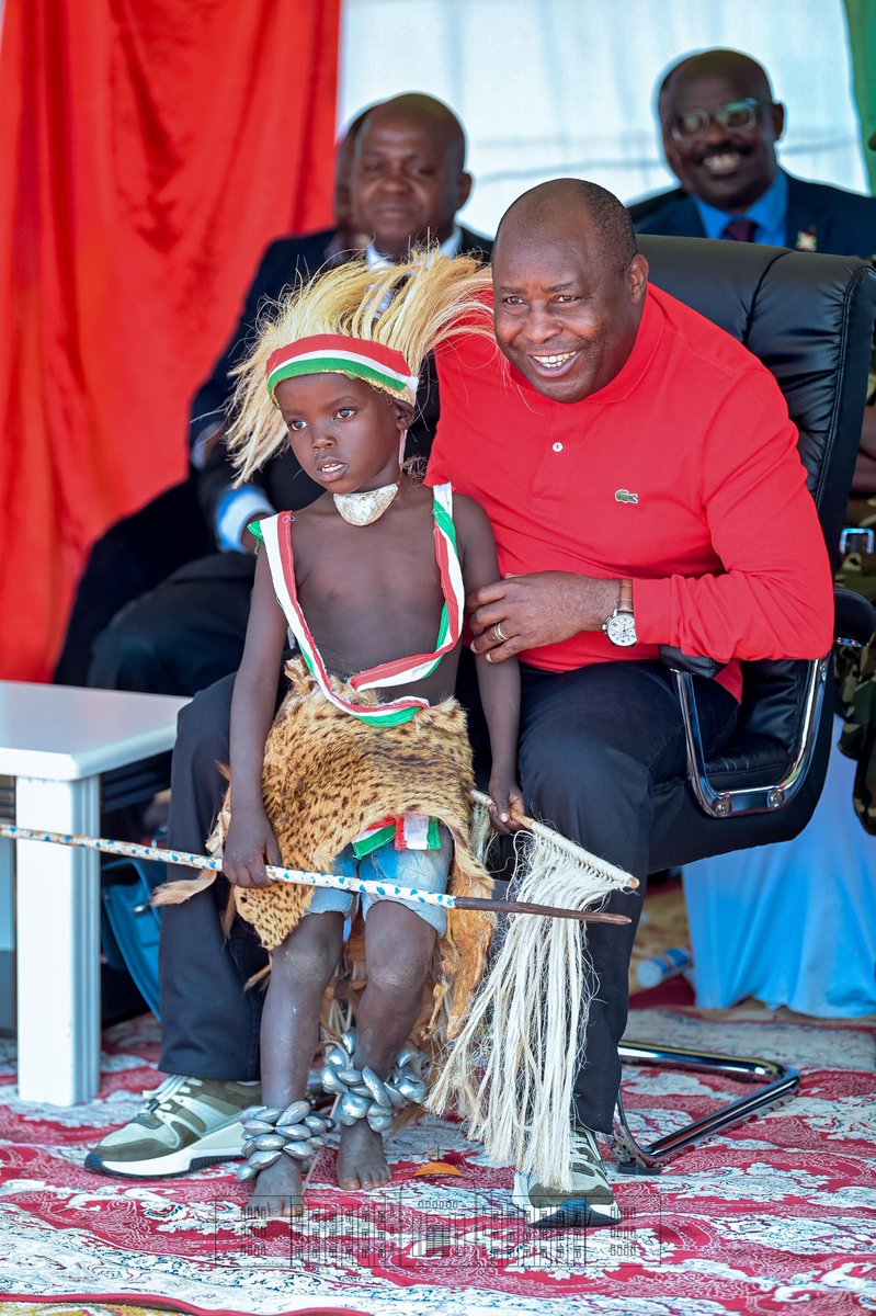 NtareHouse's tweet image. Retour images de la commune #Busoni, en marge de la présentation du nouvel administrateur de ladite commune :  1) un petit enfant du groupe Intore  les héritiers de la danse guerrière a volé la vedette; 2) l’ami des Jeunes, SE @GeneralNeva, au milieu de son peuple qui l’aime