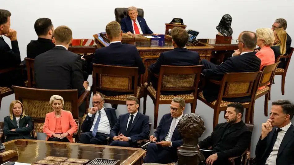 Üzücü, milletleri rencide edici bir fotoğraf.

Bunu önce Avrupalı liderlere yaptı.
Şimdi Orta Asya liderlerine yapıyor.

Trump kendi oyununu oynuyor.
Böyle fotoğraflar vermeye bayılır.
Ama liderler ülkelerini böyle “itaatkar” göstermemeli.

ABD Tanrı değil.
Trump da dünya lideri