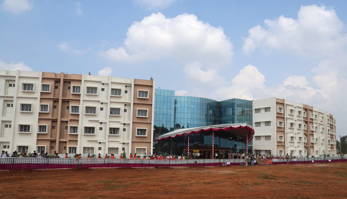 Hon’ble Governor Shri Thaawarchand Gehlot inaugurated the GnanaSiri Campus and several new academic buildings at Tumkur University in Tumkur. Minister's G.Parameshwar,  Dr. M.C. Sudhakar and VC Prof. M. Venkateswaralu and other dignitaries were also present on the occassion.