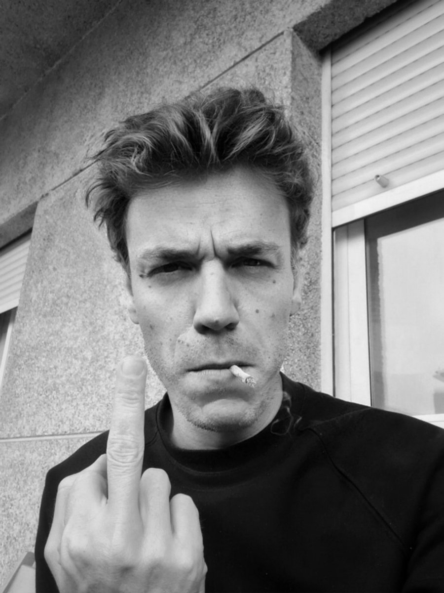 Google no para de recordarme fotos fumando. Normal, teniendo en cuenta que era lo primero que hacía cuando me ponía el café nada más levantarme. Ya van cinco meses sin probar el tabaco, sin esa tos persistente. Y lo mejor de todo es que no lo echo de menos. Que le den.