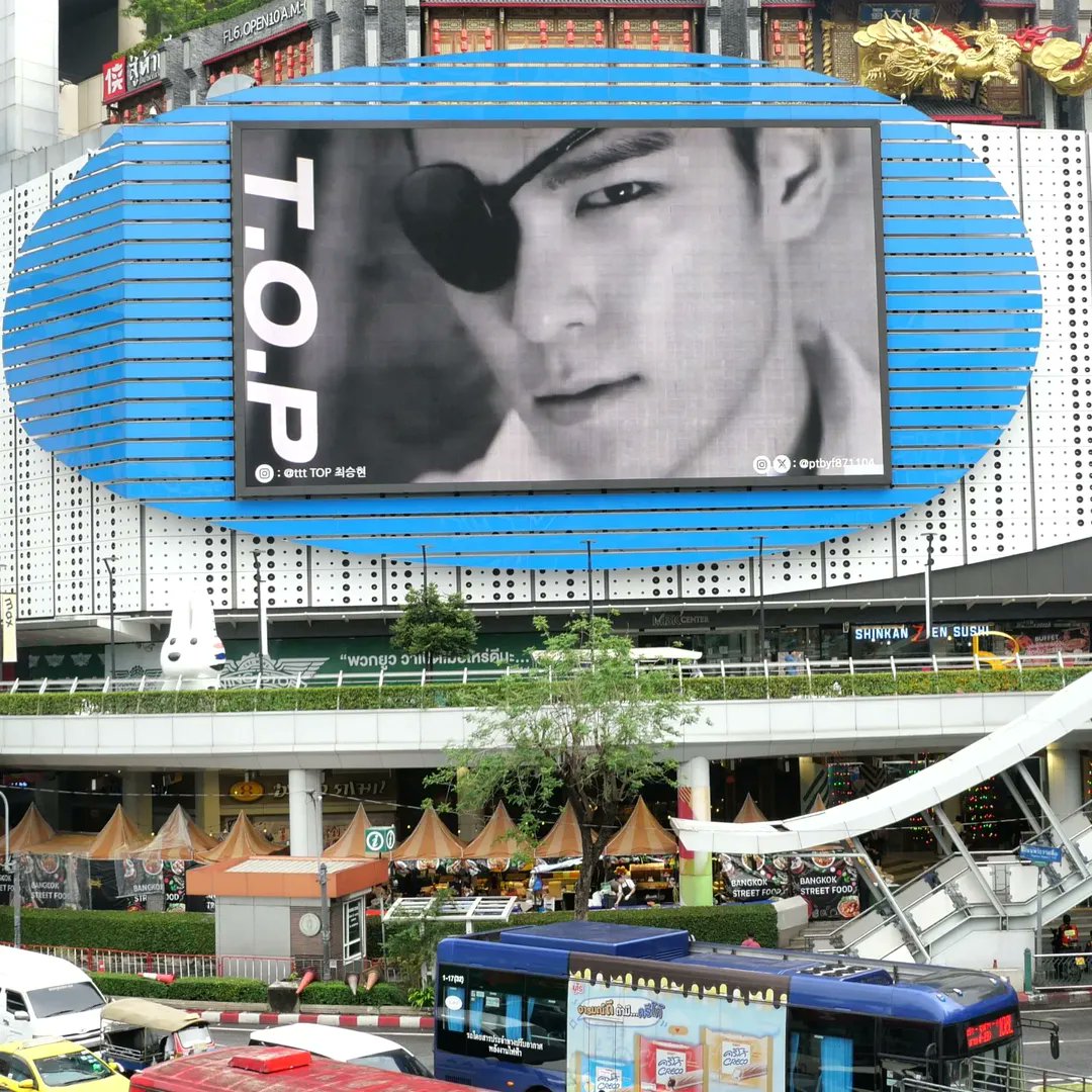 LAST DAY ‼️
Billboard MBK, Bangkok 🇹🇭💚

#HappyTOPDay by <a href="/ptbyf871104/">ProudToBeYourFans</a>
วันสุดท้ายแล้วนะคะ ไปดูกันได้ถึงเที่ยงคืน และเตรียมตัวพบกับ #TOPSOLO เร็วๆนี้

#TOP #TABI #탑 #최승현  #ChoiSeungHyun #PTBYF871104 #태국팬들여기서기다릴게요 #YOURTHAIFANS #ProudToBeYourFans #TOPDAY2025