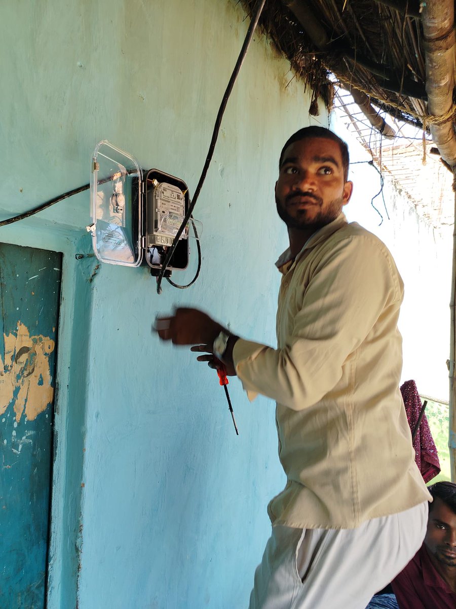 #Smar_meter   
वि.वि.खण्ड- कुंडा  के मानिकपुर उपकेन्द्र के अंतर्गत उपभोक्ता की संतुष्टि सटीक सही खपत के अनुसार विद्युत बिल बनाने के लिए कार्यदायी संस्था मेसर्स जीएमआर द्वारा #स्मार्ट_मीटर लगाया गया।
<a href="/PuVVNLHQ/">Purvanchal Vidyut Vitaran Nigam Limited</a> <a href="/UPPCLLKO/">UPPCLLKO</a>