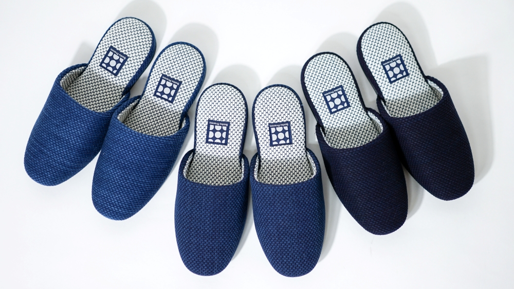 japan's tweet photo. DYK "Japan Blue"? This trad. indigo dyeing craft, preserved for 100+ years in part by @nogawasenshoku in Saitama, makes durable fabrics once used as farm clothing but now found in scarves, towels, and other everyday accessories!

#RegionalRevitalization https://t.co/IbdXFDLDtN