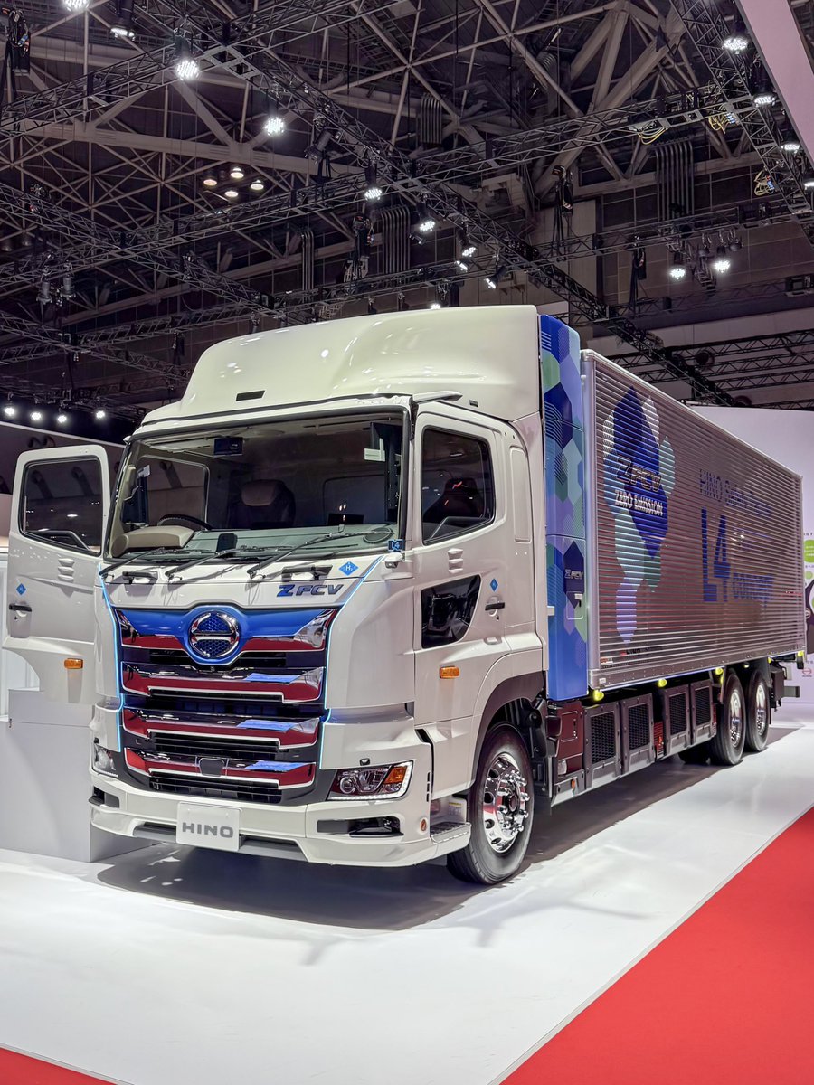 A. 
日野プロフィア Z FCVは
水素と酸素を反応させて作った電気で、モーターを動かして走ります。
#JMS2025_hino #JMS2025 #いくっしょモビショー