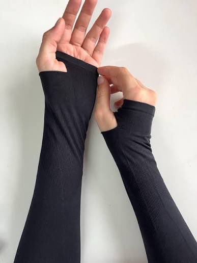 privatemember60's tweet image. @Assimalhakeem Can we wear sleeves like this for salah that don’t cover the entire hand but part of it because it secures it from slipping? I struggle to wear normal sleeves since they always slip and reveal awrah and focus only on that during salah.