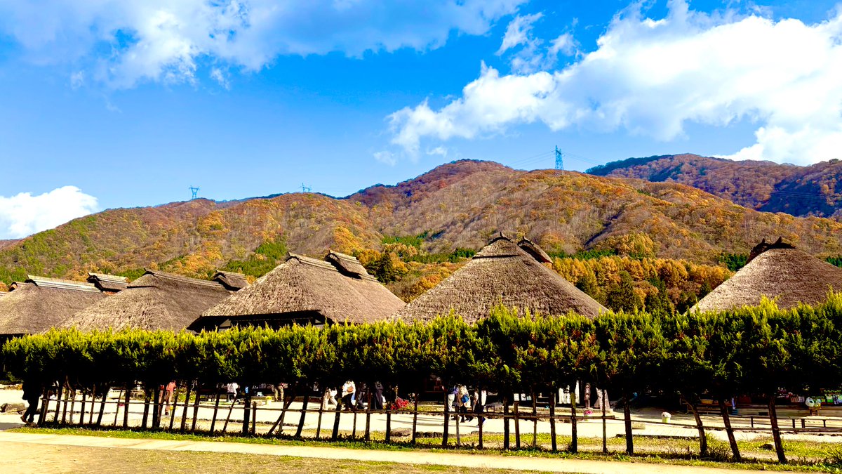 ずーっと来てみたかった大内宿。
紅葉×茅葺屋根の民家が並ぶ町並みが素敵！
のんびりと流れる時間が幸せだった♪