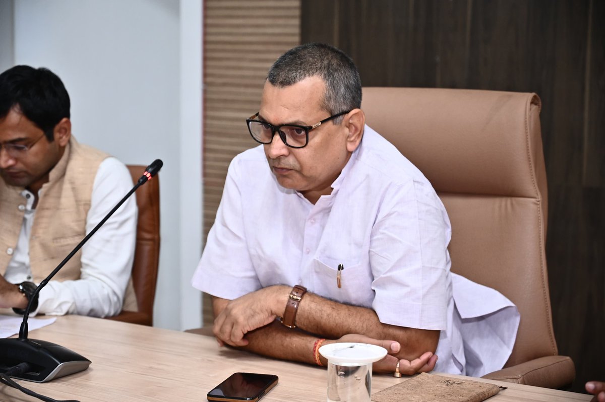 iKaushikRai's tweet photo. Reviewed the ongoing construction work of Cachar district's key projects with officials today, including Jagannath Community cum Skill Centre, Tea Garden Model School, Assam Darshan, Eti Koli Duti Paat and Model Anganwadi. 

📍DC Office, Silchar 

#CacharDevelopment https://t.co/9rqsOYAyr9
