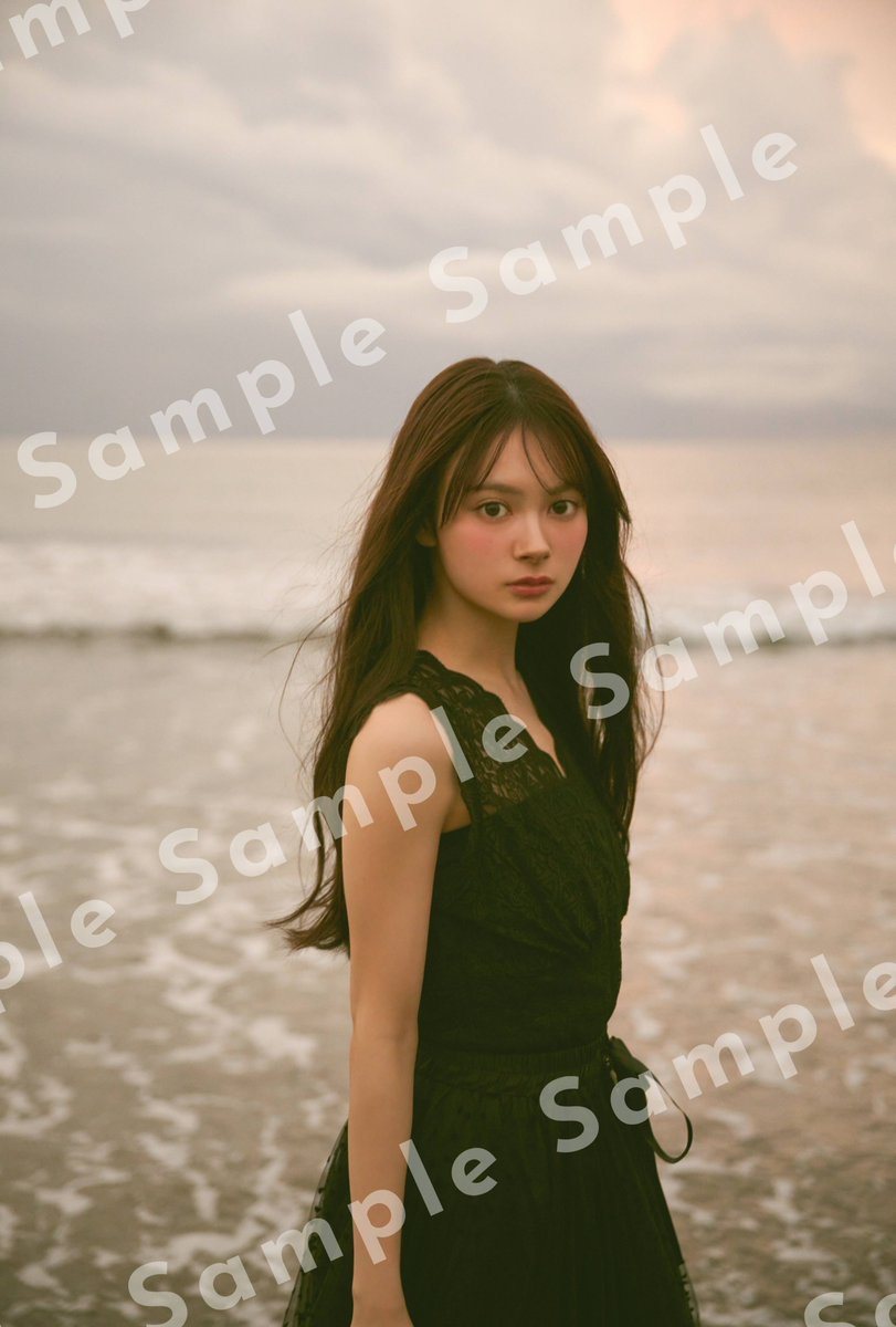 AKB48伊藤百花、1stフォトブック 『百花ずかん。』裏表紙解禁❗️ 水色