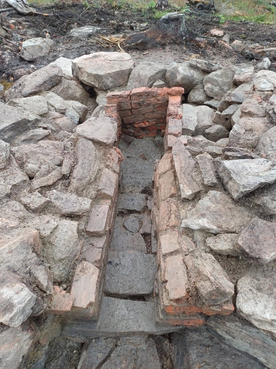 Last week, for the first time ever, we excavated a "trankokeri", a tryworks where herring oil was produced, on Lilla Askerön. It was built in 1797. We revealed two complex brick oven structures, one of them very intact, providing new insights into the Bohuslän herring fisheries.