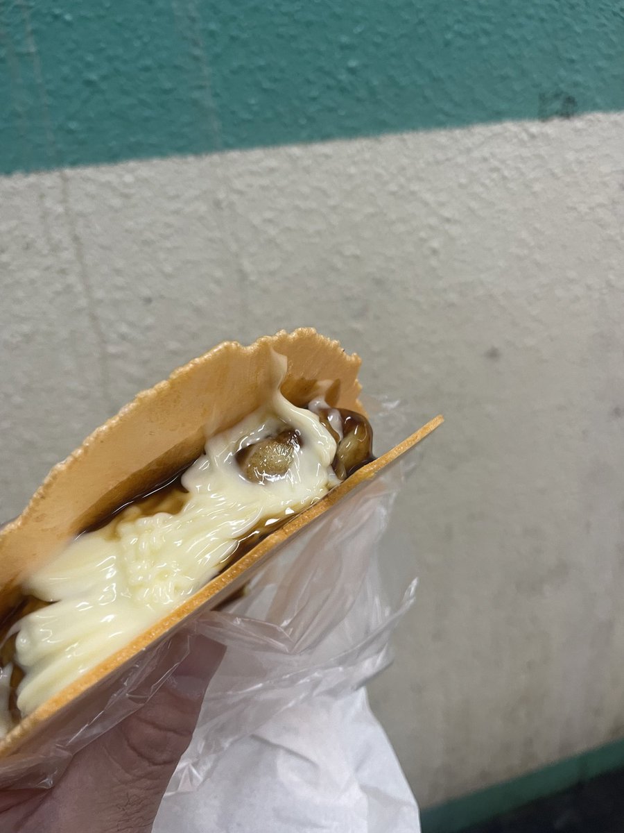 nobuttta's tweet image. しおりんが何度もアンコールする絶品🐙
はなだこ ネギマヨ（塩）🐙
塩うまい！！！ネギたっぷり🐙
たこせんもテイクアウト🐙
やっぱソースもうまい！！🐙
#玉井詩織
#はなだこ