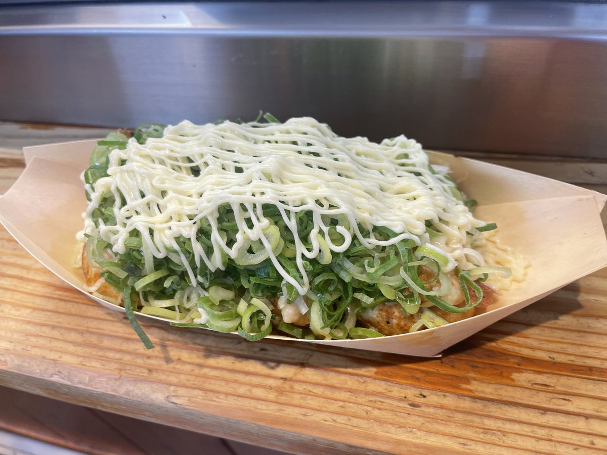 nobuttta's tweet image. しおりんが何度もアンコールする絶品🐙
はなだこ ネギマヨ（塩）🐙
塩うまい！！！ネギたっぷり🐙
たこせんもテイクアウト🐙
やっぱソースもうまい！！🐙
#玉井詩織
#はなだこ