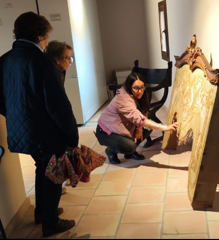 Marta García, restauradora adherida al Proyecto Memorias de ACRE, vecina de Utiel y afectada por la DANA hace entrega del lote 20 a las familias de la localidad de Utiel.
Continuamos trabajando en el patrimonio de las familias afectadas por la DANA.
#ProyectoMemorias
#SomosACRE