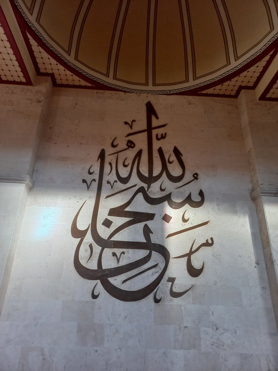 Mânâya bakmayı bilmemişse göz; 
Güzel de bir,çirkinde
Vermeye kudretsiz kalmışsa el; 
Zengin de bir,fakirde
Kulluğun önüne geçmişse kibir; 
Şeytan da bir,melek de
Ve; Gaflet uykusuna dalmışsa ruh; 
Yaşam da bir,ölümde bir..

#Mevlana 
#hayirlicumalar