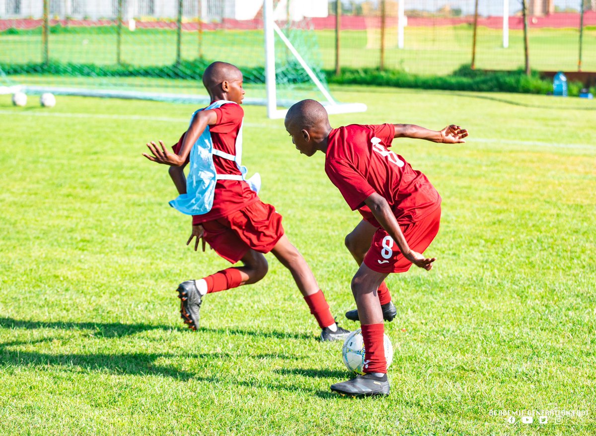 GFoot_Senegal's tweet photo. C’est à l’entraînement que naissent les futurs champions 💪🏾
Nos U13 poursuivent leur apprentissage et continuent de progresser séance après séance ⚪️🔴
#gf #generationfoot #u13 #categorie #football #senegal https://t.co/Snp6cLUPvh
